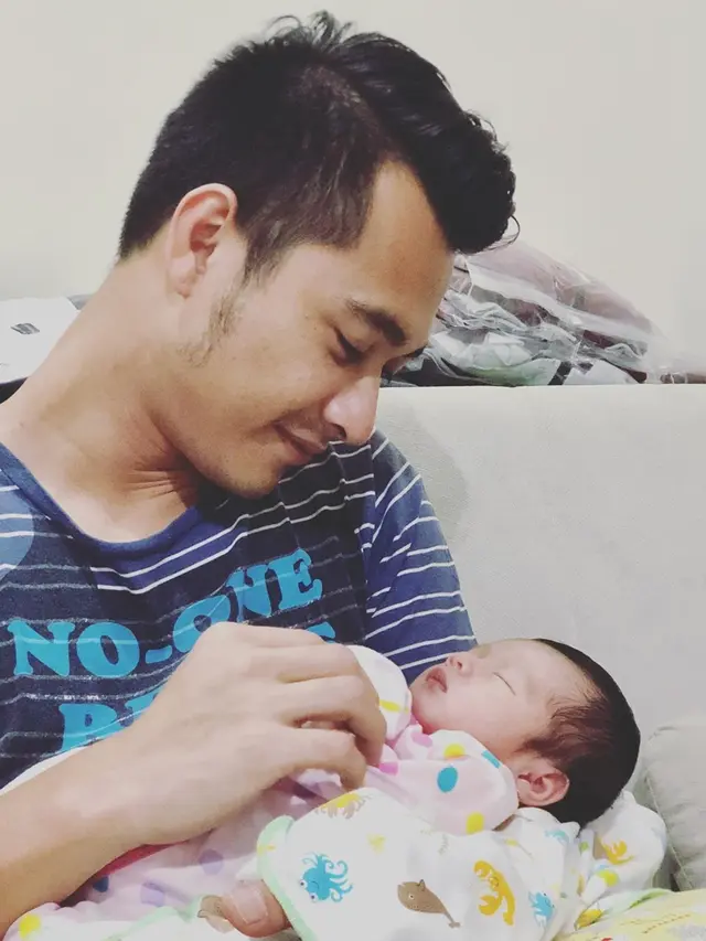 Baru Berusia 2 Bulan Lebih, Ini 6 Potret Eza Gionino dan Putrinya yang Menggemaskan
