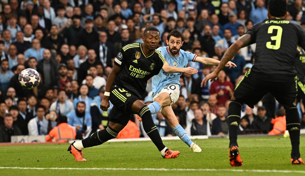 Gelandang Manchester City, Bernardo Silva mencetak gol ke gawang Real Madrid pada laga leg kedua semifinal Liga Champions 2022/2023 di Etihad Stadium, Manchester (17/5/2023). Romelu Lukaku tercatat telah mencetak 3 gol dan 1 assist dari total 12 laga bagi Inter Milan hingga babak semifinal. Dua gol terakhirnya dicetak saat Man City menang 4-0 atas Real Madrid pada leg kedua semifinal, 17 Mei 2023. (AFP/Paul Ellis)