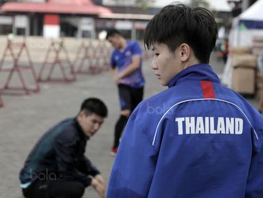 Para petinju asal Thailand berkumpul melakukan pemanasan di luar Arena Hall D PRJ, Kemayoran, Jakarta, Minggu (11/2/2018). Tim Thailand menjadi satu kekuatan di Tinju yang perlu di waspadai Indonesia. (Bola.com/Nick Hanoatubun)