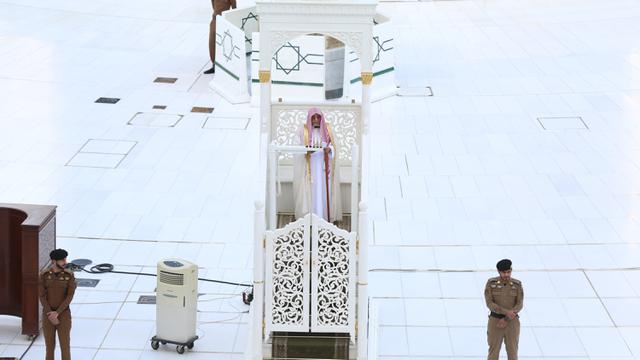 FOTO: Masjidil Haram Gelar Salat Id dengan Jemaah Terbatas