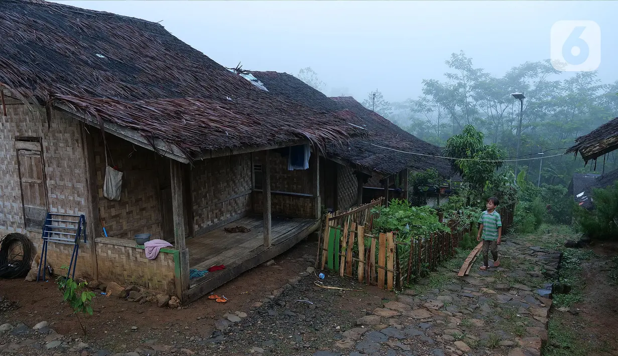 Suasana Kampung Landeuh, Lebak, Banten, Selasa (27/4/2021). Selama Ramadhan, warga Baduy muslim melaksanakan sholat tarawih sampai tadarus dan makan bersama. (Liputan6.com/Herman Zakharia)