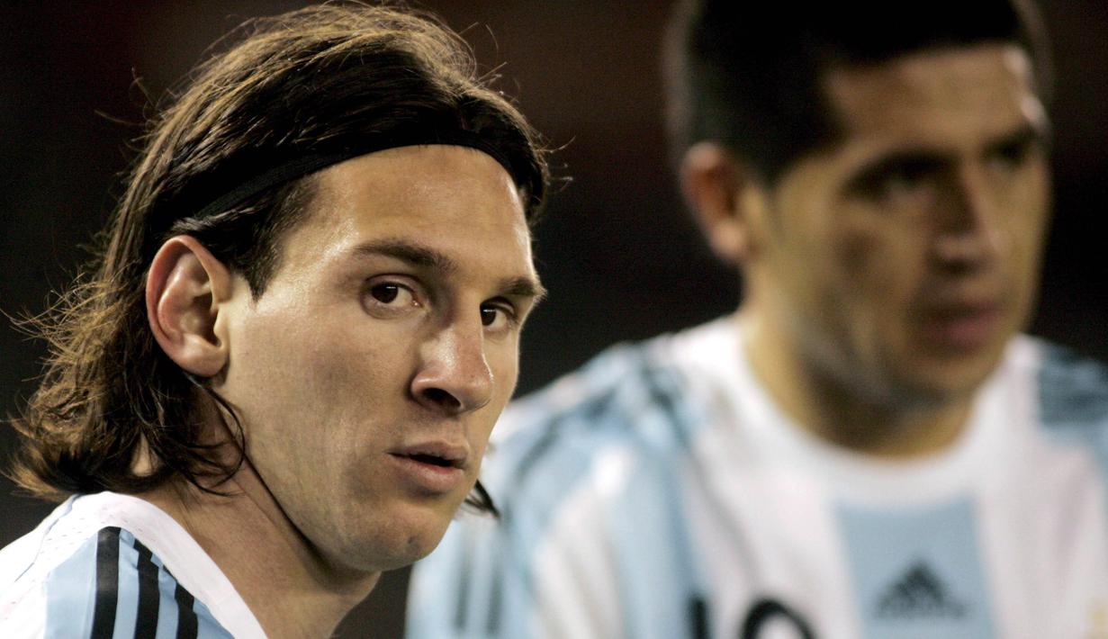 Lionel Messi (kiri) salah satu pemain Timnas Argentina yang yang meraih medali emas pada ajang sepak bola Olimpiade 2008 di Beijing, China. (EPA/Alberto Raggio)
