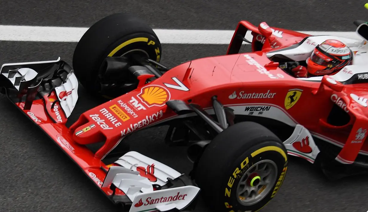 Kimi Raikkonen berada di posisi ketiga pada sesi kualifikasi F1 GP Brasil di Sirkuit Interlagos, Sabtu (12/11/2016). Kimi mencatat waktu tercepat 1 menit, 11,404 detik. (AFP/Vanderlei Almeida)