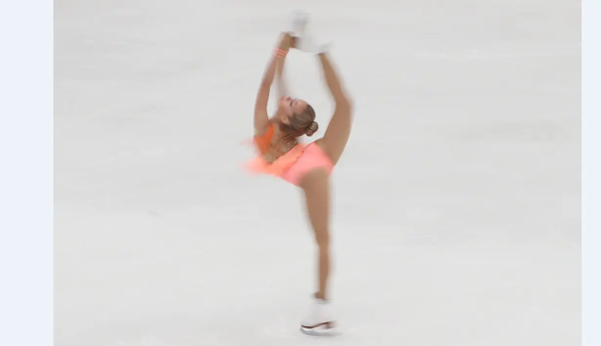 Elena Radionova dari Rusia beraksi di nomor Ladies short program dalam Audi Cup of Figure Skating di Beijing, Tiongkok, (6/11/2015). (EPA/Wu Hong)