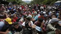 Karavan migran, atau eksodus imigran besar-besaran yang melewati Honduras menuju AS (AP/Moises Castilo)