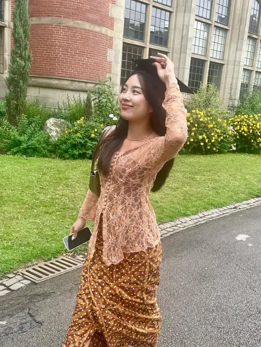 <p>Masih menurut Bimbim, putrinya memilih studi Antropologi Politik karena berkaitan dengan lagu yang dibuat ayah bersama bersama bandnya.Putri Bimbim dan Reny Setiawati itu juga meniti karir sebagai penyanyi. [Instagram/mezzaluna]</p>