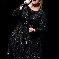 “Dia (Simon) tidak pernah memaksa ku dalam menjalani hidupku, dan ini mengejutkan. ini hubungan yang hampir serius yang pernah aku temukan selama ini,” ujar Adele. (AFP/Bintang.com)