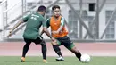 Pemain Timnas Indonesia, Andik Vermansah, berusaha melewati, Rizki Pora, saat mengikuti sesi latihan di Stadion Wibawa Mukti, Jawa Barat, Minggu (4/11). Latihan ini merupakan persiapan jelang Piala AFF 2018. (Bola.com/M Iqbal Ichsan)