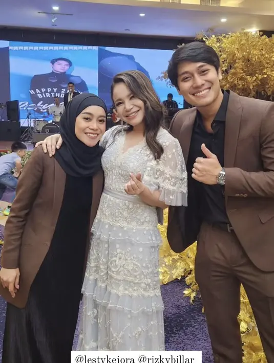 <p>Rossa jadi salah satu tamu artis yang hadir, ia mengenakan dress panjang ruffle yang memiliki detail bordirannya. @itsrossa910</p>