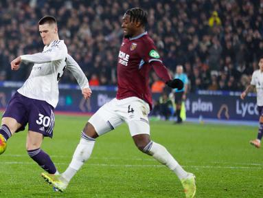 Pemain Manchester United, Benjamin Sesko, mencetak gol ke gawang West Ham United pada pekan ke-26 Premier League di London Stadium, Rabu (11/2/2026). (AFP/Ian Kington)