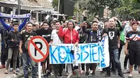 Puluhan Bobotoh Antusias Menyambut Persib di Bandara, Robert Alberts Merasa Gembira