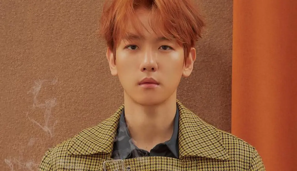 Saat wawancara dengan Vogue, Baekhyun mengatakan jika ia memilih gaya streetwear lantaran kecintaannya dengan gaya itu. Pakaian dari Prive by BBH ini sendiri dijual di bawah Rp 1,4 juta. (Foto: soompi.com)