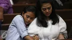 Terdakwa Damayanti Wisnu Putranti ditemani anaknya saat menjalani sidang pembacaan tuntutan di Pengadilan Tipikor Jakarta, Senin (29/8). Seorang putri Damayanti terlihat bersandar di bahu ibunya. (Liputan6.com/Faizal Fanani)