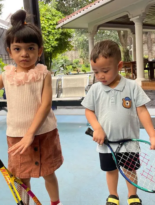 Keakraban tersebut pun terlihat dari foto-foto yang dibagikan di media sosial oleh sus Rini. Dalam foto tersebut, tampak keduanya berpegang tangan sambil memegang raket tenis di tangan lainnya.  [@riniperdiyanti]
