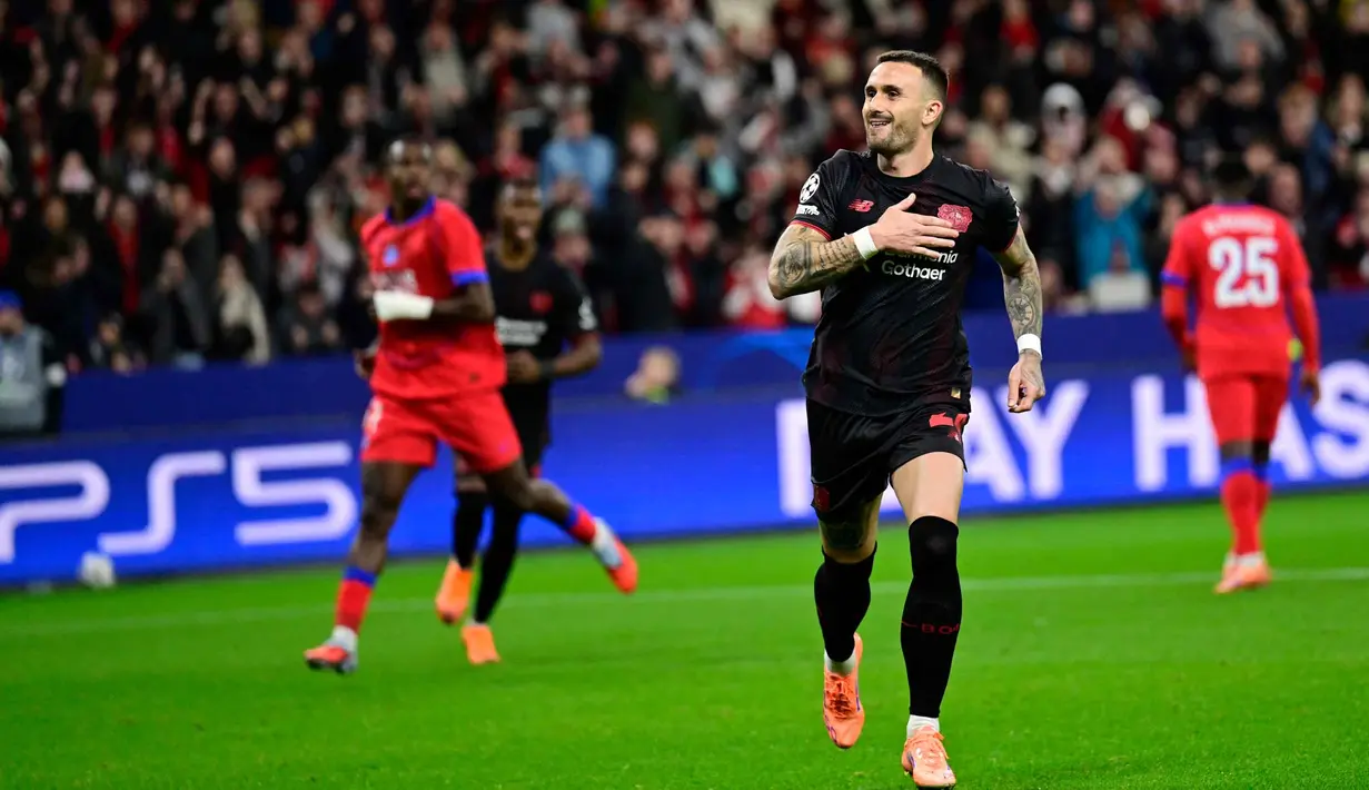 Terus mendapat tekanan, Bayer Leverkusen tetap memberi perlawanan. Menit ke-38, Aleix Garcia sukses mencetak gol penyeimbang lewat titik putih. Skor berubah 1-1. (INA FASSBENDER/AFP)