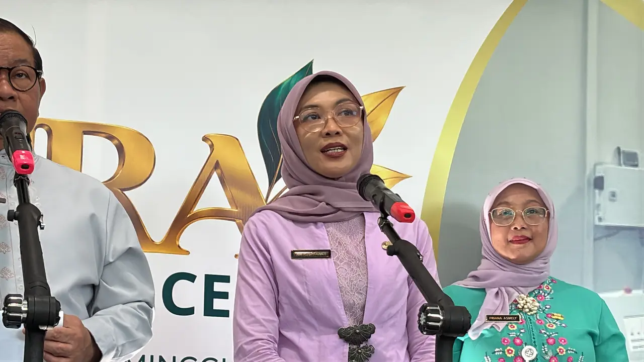 Kepala Dinas Kesehatan DKI Jakarta Ani Ruspitawati saat menyambangi RSUD Pasar Minggu bersama Gubernur Jakarta, Pramono Anung. (Liputan6/Tisha Maulida)