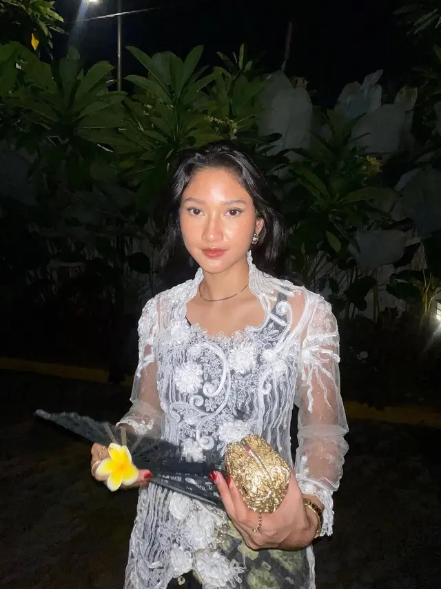 6 Gaya Claresta Taufan Bintang Film 'Abadi Nan Jaya' Pakai Outfit Brokat, Menawan