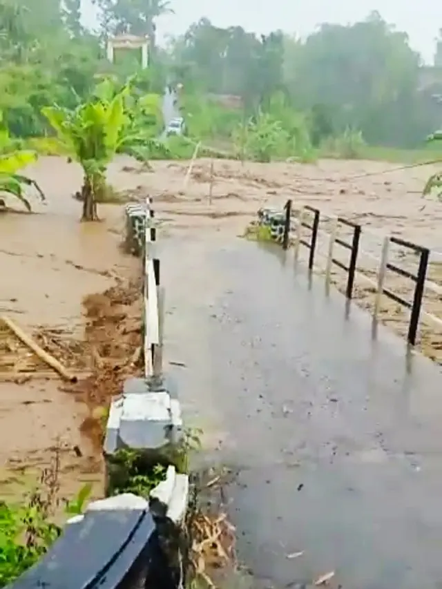 Satu jembatan sungai Ciloa yang berada di Desa Mekarwangi, Kecamatan Sukawening, Garut, Jawa Barat, terputus akibat sapuan banjir bandang, sehingga memutuskan akses transportasi masyarakat.