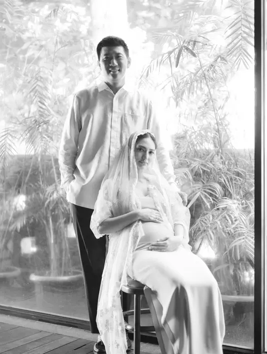 Bahkan, dalam momen tersebut ia membagikan foto tengah memegang perutnya yang mulai terlihat membesar. Unggahan foto Nadia Saphira ini pun banjir ucapan selamat dari netizen serta sahabat selebriti lainnya. (Liputan6.com/IG/@nadsap)