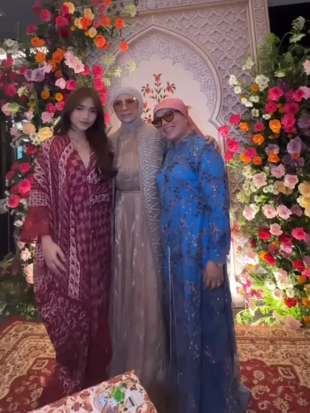 Fuji An Kenakan Kaftan Batik saat Bukber Bersama Artis Senior.