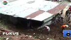 Warga bahu membahu memindahkan material tanah longsor yang melanda enam rumah warga.