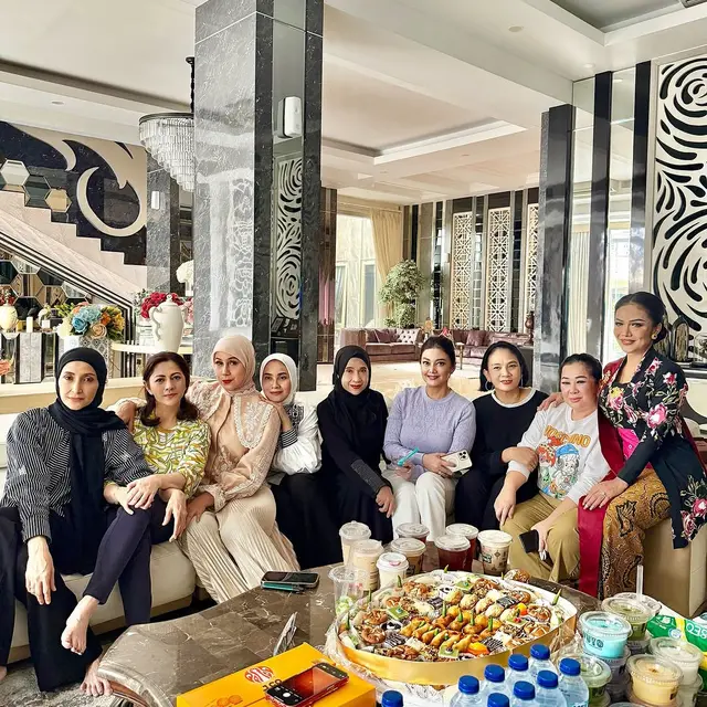 6 Potret Arisan Geng Artis 90an 'HotHits', Reuni Sekaligus Silaturahmi Jelang Ramadan