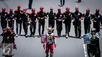Para buruh mengenakan kostum cosplay super hero ketika berjalan menuju Istana Negara, Jakarta, Kamis (29/9). Dalam aksinya, buruh menuntut kenaikan upah mininum Rp 650ribu dan penghapusan Tax Amnesty. (Liputan6.com/Faizal Fanani)