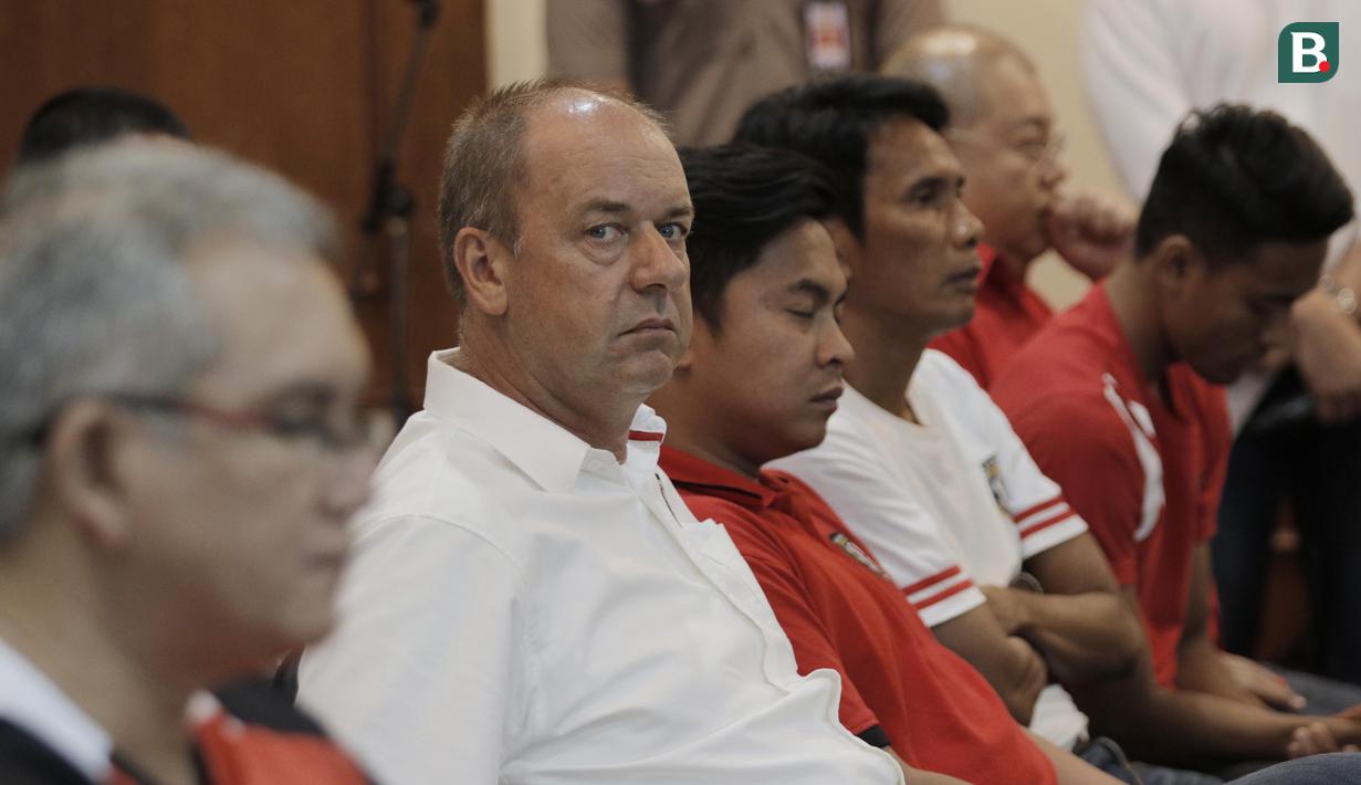 Pelatih Bali United, Hans-Peter Schaller, saat konferensi pers jelang laga final Piala Presiden 2018 di Hotel Sultan, Jakarta, Kamis (15/2/2018). Final dan semifinal Piala Presiden 2018 akan digelar di SUGBK Jakarta. (Bola.com/M Iqbal Ichsan)