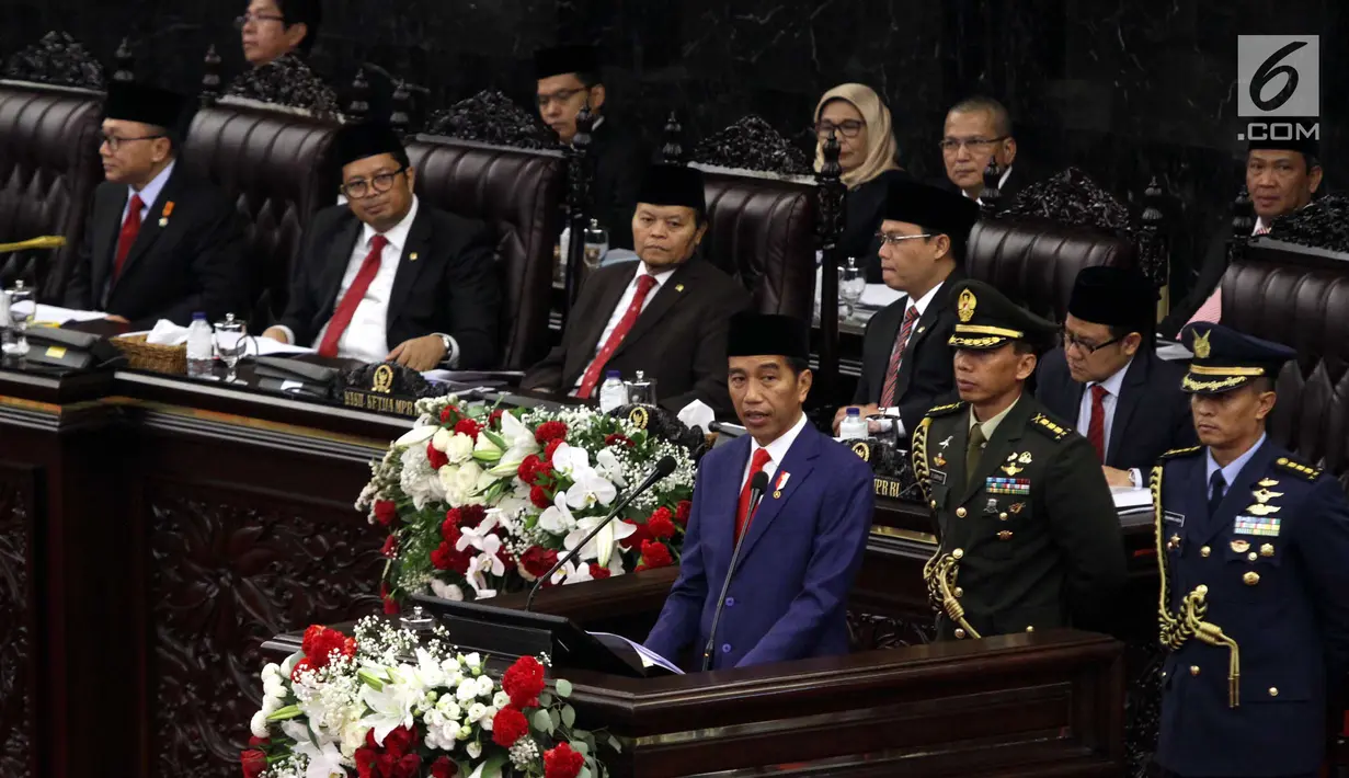 Presiden Joko Widodo (Jokowi) menyampaikan Pidato Kenegaraan pada Sidang Tahunan MPR 2018 di Gedung Nusantara, Senayan, Jakarta, Kamis (16/8). Sidang ruitn ini dilaksanakan jelang perayaan Hari Kemerdekaan Republik Indonesia. (Liputan6.com/Johan Tallo)