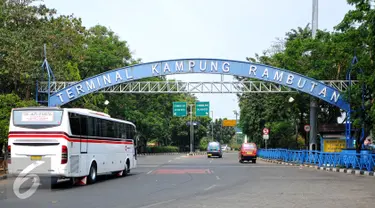 Sebuah bus saat memasuki Terminal Kampung Rambutan, Jakarta Timur, Selasa (30/6/2015). Jelang memasuki arus mudik Lebaran 2015 terminal Kampung Rambutan masih terlihat sepi dan lenggang. (Liputan6.com/Yoppy Renato)