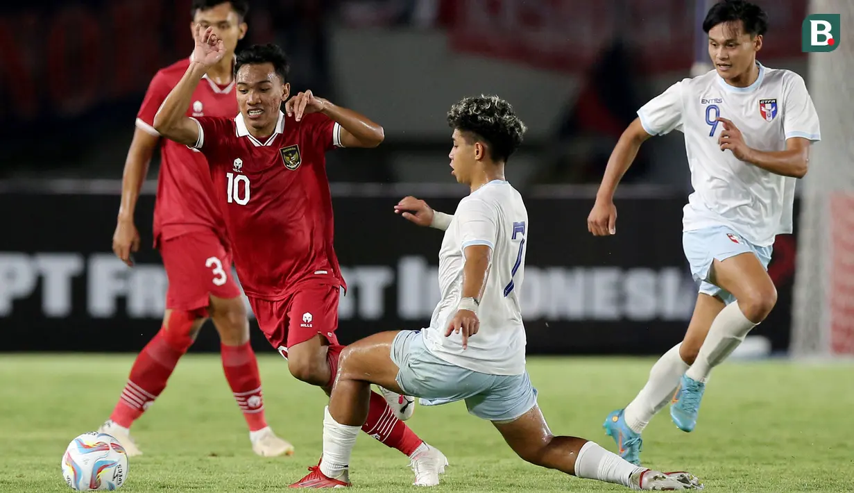 Pergerakan pemain Timnas Indonesia U-23, Arkhan Fikri (kiri), berusaha dihadang pemain Chinese Taipei U-23, LLin Chun Kai (kanan), dalam pertandingan Grup K Kualifikasi Piala Asia U-23 2024 di Stadion Manahan, Solo, Sabtu (9/9/2023). (Bola.com/Arief Bagus Prasetiyo)