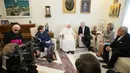 Paus Emeritus Benediktus XVI berbincang dengan Perdana Menteri Bavaria Horst Seehofer saat perayaan ulang tahunnya yang ke-90 di Vatikan (17/4). (L'Osservatore Romano/Pool Photo via AP)