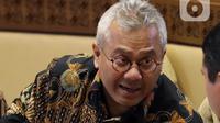 Ketua KPU Arief Budiman berbincang saat mengikuti rapat kerja dengan Komisi II DPR di Kompleks Parlemen Senayan, Jakarta, Selasa (14/1/2020). Rapat tersebut membahas Pilkada Serentak 2020 hingga kasus OTT yang menjerat Komisioner KPU Wahyu Setiawan. (Liputan6.com/Johan Tallo)