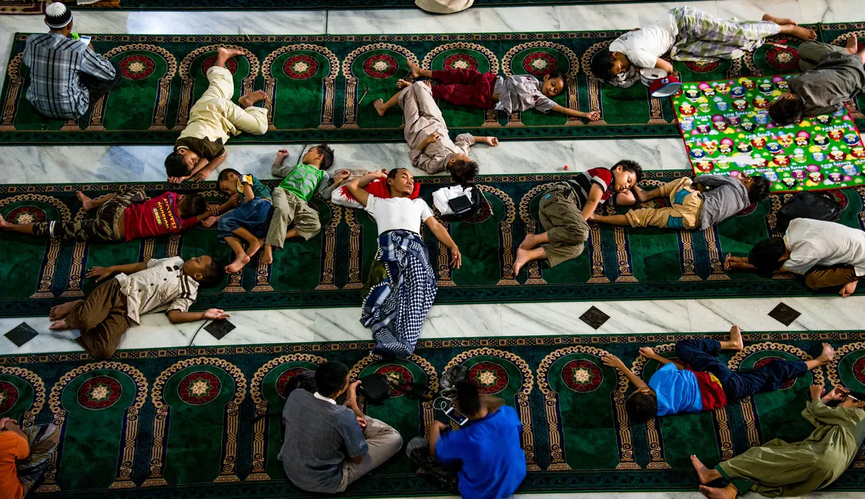 Warga beristirahat di dalam masjid saat melakukan iktikaf, Bandung (6/6). Umat muslim melakukan iktikaf atau berdiam dan beribadah di masjid juga untuk meraih malam Lailatul Qadar. (AFP/Timur Matahari)