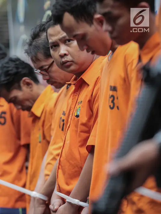 Tersangka dihadirkan saat rilis kasus narkoba jaringan Malaysia-Jakarta di Ditresnarkoba Polda Metro Jaya, Jakarta, Kamis (8/8/2019). Ditresnarkoba Polda Metro Jaya berhasil menyita 10 kilogram sabu. (Liputan6.com/Faizal Fanani)