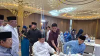 Ketua Majelis Tinggi Partai Demokrat Susilo Bambang Yudhoyono (SBY) di hadapan Prabowo Subianto saat acara buka puasa bersama Partai Demokrat, Rabu (27/3/2024). (Liputan6.com/ Lizsa Egeham)