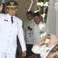 Gubernur DKI terpilih, Anies Baswedan mengacungkan jempol ke awak media di rumahnya kawasan Lebak Bulus, Jakarta, Senin (16/10). Berpakaian lengkap dinas Gubernur DKI, Anies bersiap pergi menuju Masjid Sunda Kelapa. (Liputan6.com/Immanuel Antonius)