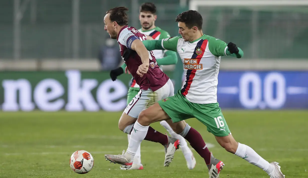 Dua gol kemenangan The Hammers di markas Rapid Vienna masing-masing dicetak oleh Andriy Yarmolenko dan penalti Mark Noble. (AP/Lisa Leutner)