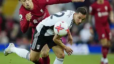 Gelandang Liverpool Curtis Jones berebut bola dengan bek Cedric Soares  Fulham dalam laga tunda pekan ke-28 Premier League 2022-2023 di Anfield, Kamis (4/5/2023). (AP Photo/Jon Super)