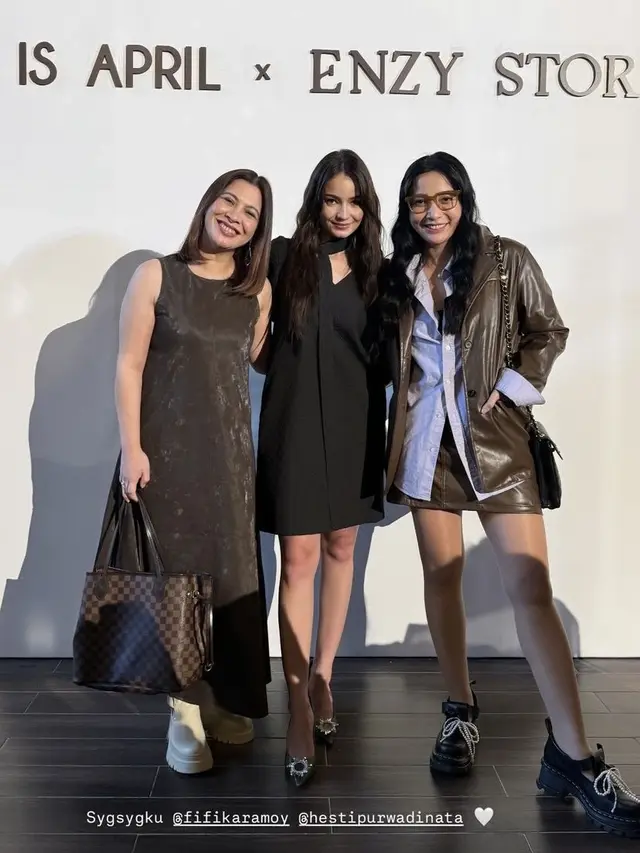 Publik Figur Kenakan Pakaian Enzy Storia Hasil Kolaborasi dengan Brand Lokal