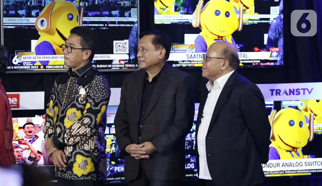 Dirut Indosiar Imam Sudjarwo (tengah) saat menghadiri saat acara Hitung Mundur Penghentian Siaran TV Analog di halaman Kantor Kementerian Komunikasi dan Informatika (Kominfo), Jakarta, Rabu (2/11/2022) tengah malam. Sebanyak 222 kabupaten/kota, termasuk kawasan Jakarta, Bogor, Depok, Tangerang, Bekasi (Jabodetabek), tak bisa lagi menikmati siaran televisi analog mulai Rabu (2/2) tengah malam. (Liputan6.com/Helmi Fithriansyah)