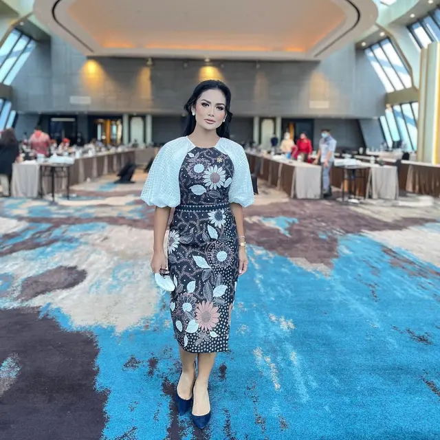 7 Gaya Busana Krisdayanti saat Pakai Batik, Tetap Elegan