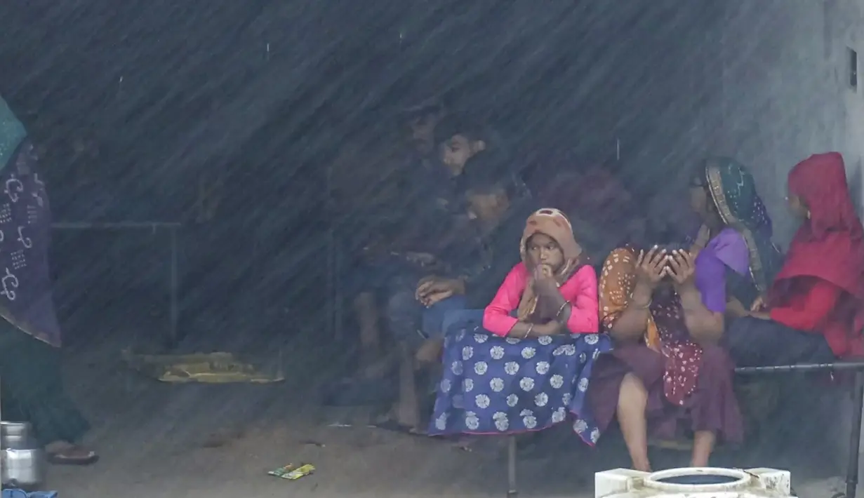 Badan perkiraan cuaca memperingatkan bahwa Topan Biparjoy - yang berarti bencana dalam bahasa Bengali - dapat menghancurkan rumah dan tanaman yang dilaluinya. (Shubham KOUL / AFPTV / AFP / AFP)