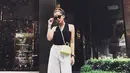 Melihat penampilan Olla Ramlan yang selalu memukau membuat dirinya cocok banget disebut sebagai mama muda yang kekinian. Pasalnya, melihat penampilannya, ibu tiga anak ini masih terlihat seperti anak muda yang kece badai. (Instagram/ollaramlanaufar)