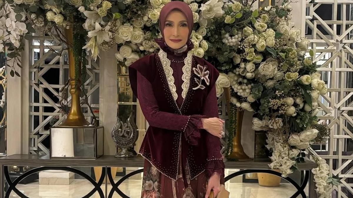 6 Detail Gamis Inneke Koesherawati saat Hadiri Pernikahan Al Ghazali, Tampil Elegan