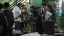 Pembeli memilih bunga yang dijual di Pasar Rawa Belong Jakarta, Jumat (29/10/2021). Status PPKM di DKI Jakarta yang diturunkan dari level 3 menjadi level 2 berimbas dengan penjualan bunga untuk dekorasi pernikahan yang kembali ramai, seperti di Pasar Bunga Rawa Belong. (Liputan6.com/Johan Tallo)