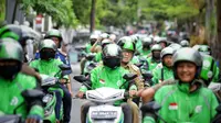 Wali Kota Makassar Danny Pomanto naik Ojol ke Balai Kota saat Ojol Day (Liputan6.com/Istimewa)