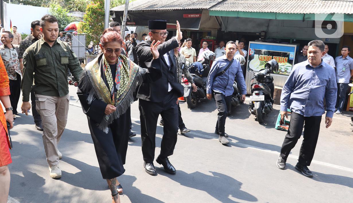 Edhy Prabowo bersama Susi Pudjiastuti (kiri) tiba untuk menghadiri acara serah terima jabatan (Sertijab) Menteri Kelautan dan Perikanan di Kantor KKP, Jakarta, Rabu (23/10/2019). Edhy menggantikan Susi Pudjiastuti pada Kabinet Indonesia Maju periode 2019-2024. (Liputan6.com/Herman Zakharia)
