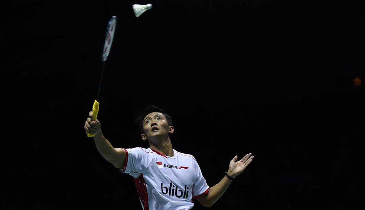 Pebulutangkis Indonesia, Ihsan Maulana, berusaha mengembalikan kok saat melawan pebulutangkis Denmark, Hans Kristian Vittinghus, pada final Piala Thomas. Pada partai pamungkas ini Ihsan takluk 15-21, 7-21 dari Vittinghus. (AFP/Johannes Eisele)