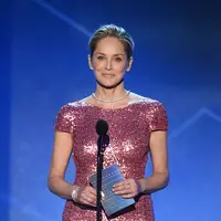 Di titik lain di acara malam itu, Sharon Stone juga sempat terlihat berbaur dengan Anjelica Huston yang sebelumnya dinominasikan dalam ‘Best Acting Ensemble’ untuk film ‘The Life Aquatic’ dengan Steve Zissou pada tahun 2004. (AFP/Bintang.com)